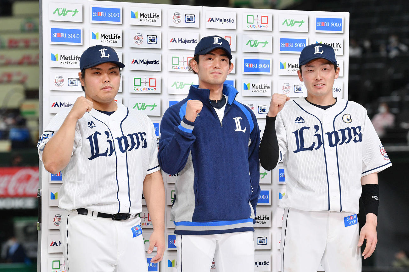西武対オリックス　ヒーローインタビューを終えポーズを決める、左から西武平良、今井、源田（撮影・滝沢徹郎）