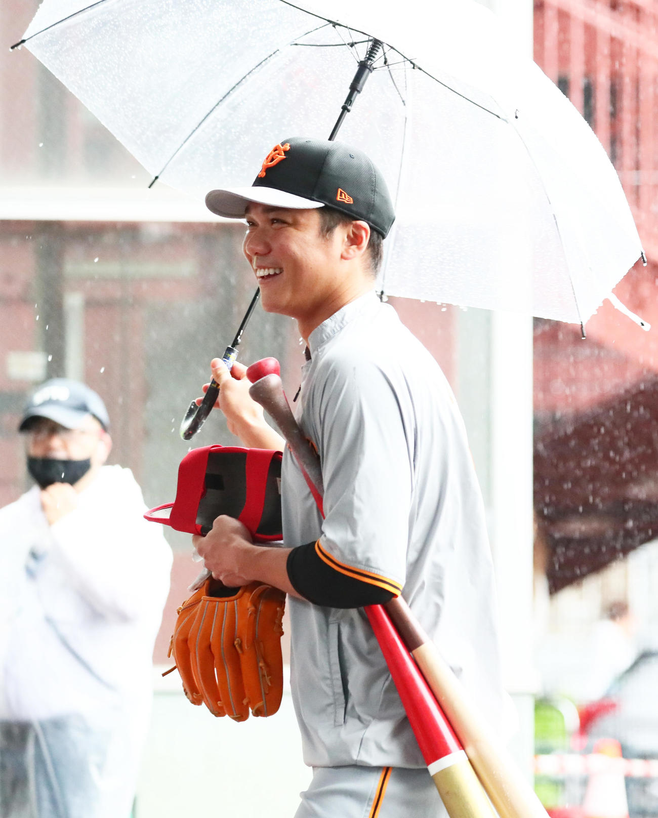 雨の中移動する巨人坂本（撮影・足立雅史）