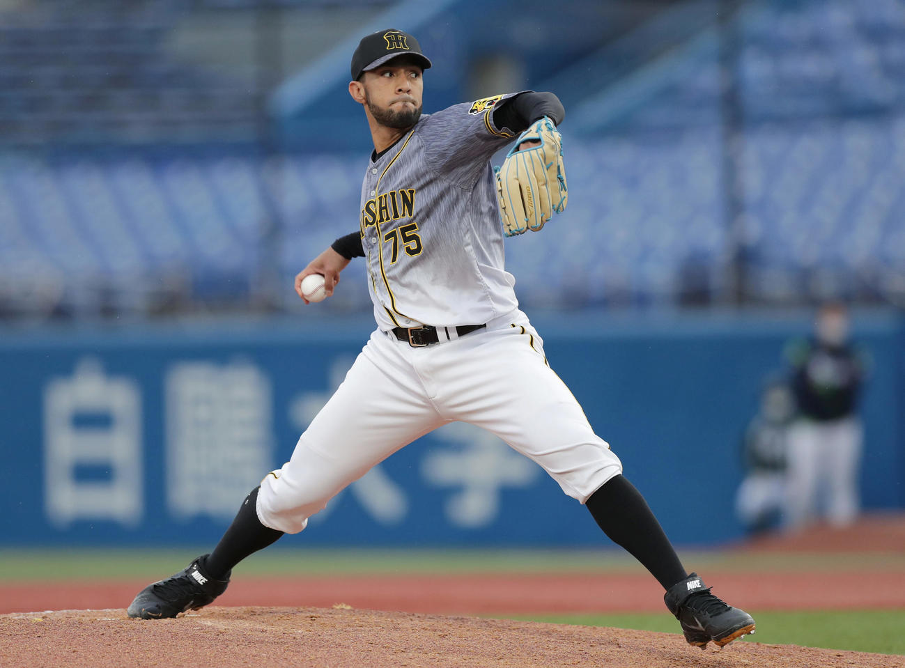 ヤクルト対阪神　阪神4番手で登板するスアレス（撮影・前田充）