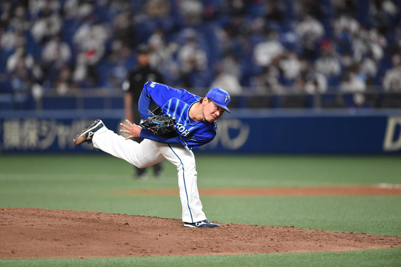 中日対DeNA 5回裏、力投するDeNA先発の浜口（撮影・森本幸一）