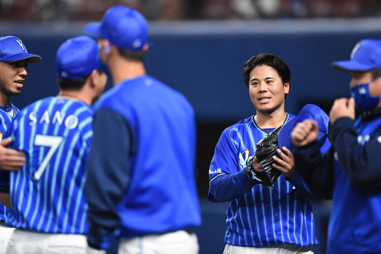 中日対DeNA 5回裏中日攻撃終了、好守の佐野を迎える浜口（撮影・森本幸一）