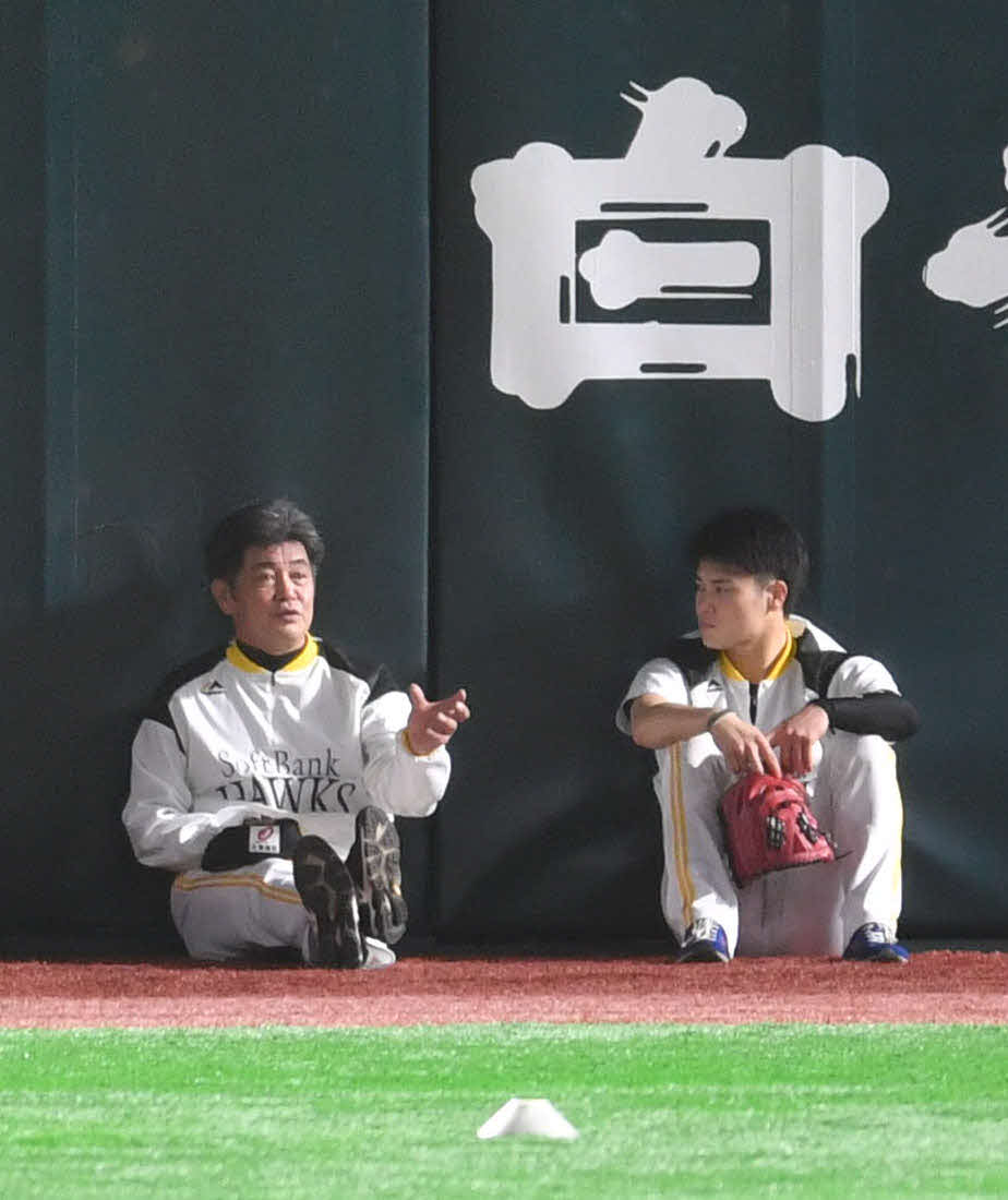 ソフトバンク対楽天　笠谷（右）と話す工藤監督（撮影・岩下翔太）