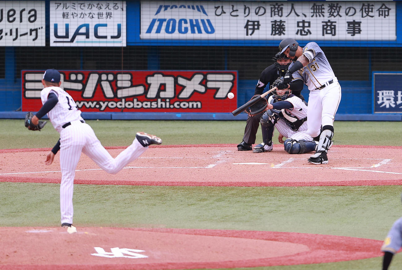 ヤクルト対阪神　3回表阪神2死満塁、奥川から先制右前2点適時打を放つマルテ（撮影・野上伸悟）