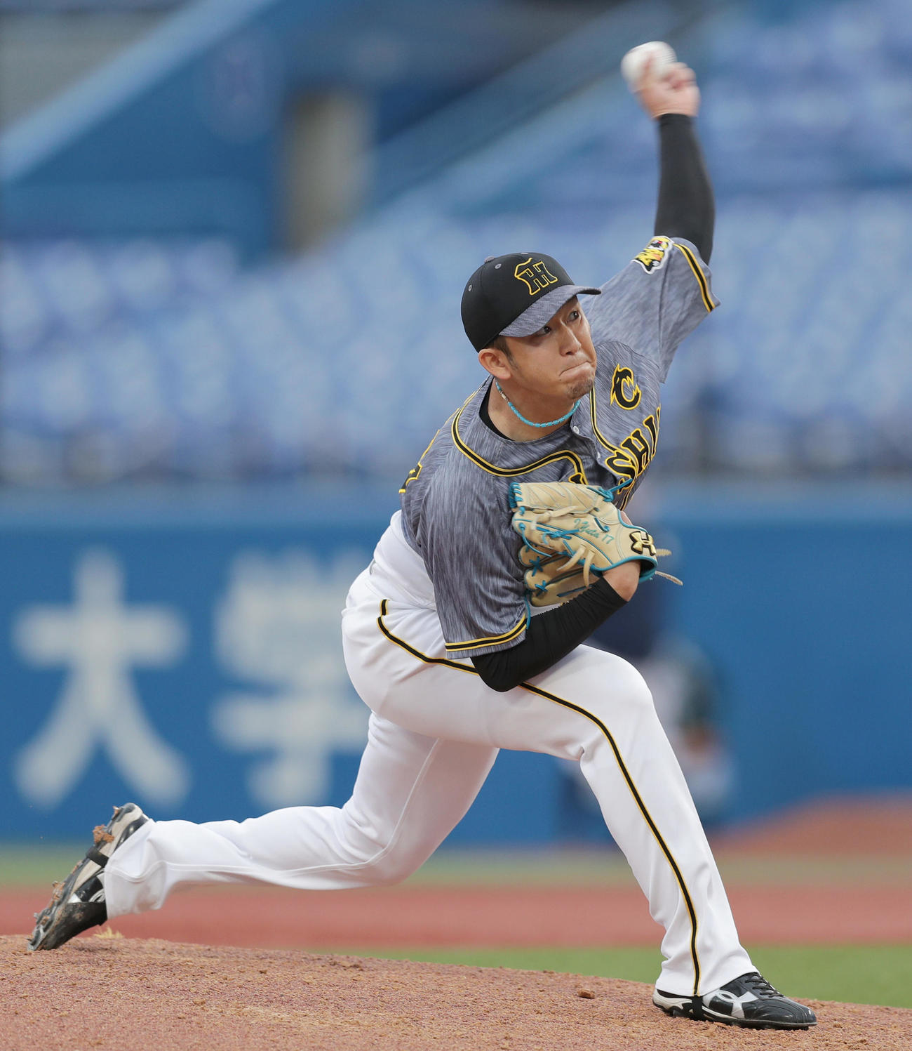 ヤクルト対阪神　阪神2番手で登板する岩貞（撮影・前田充）