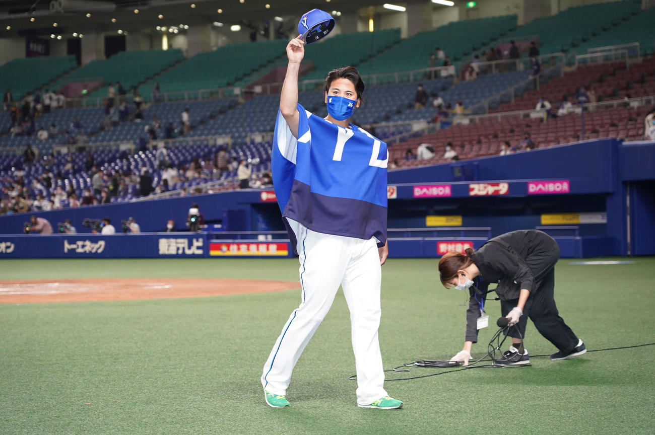 中日対DeNA　試合終了、ヒーローインタビューを終えファンに手を振る浜口（撮影・森本幸一）