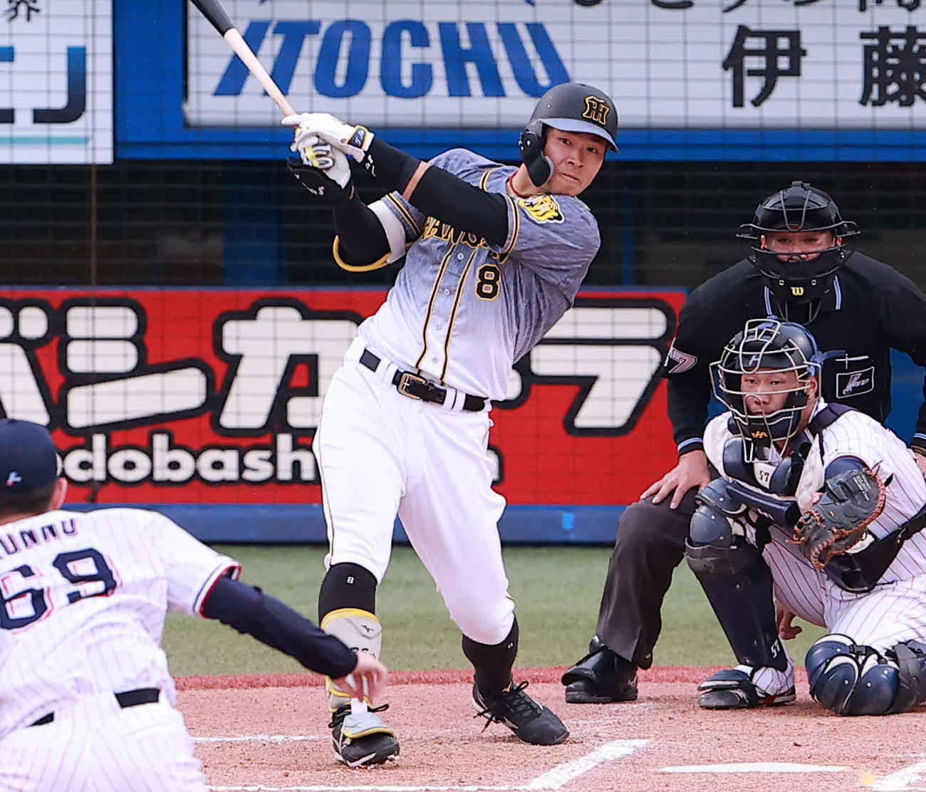 ヤクルト対阪神　7回表阪神無死、今野から中前打を放つ佐藤輝（撮影・野上伸悟）