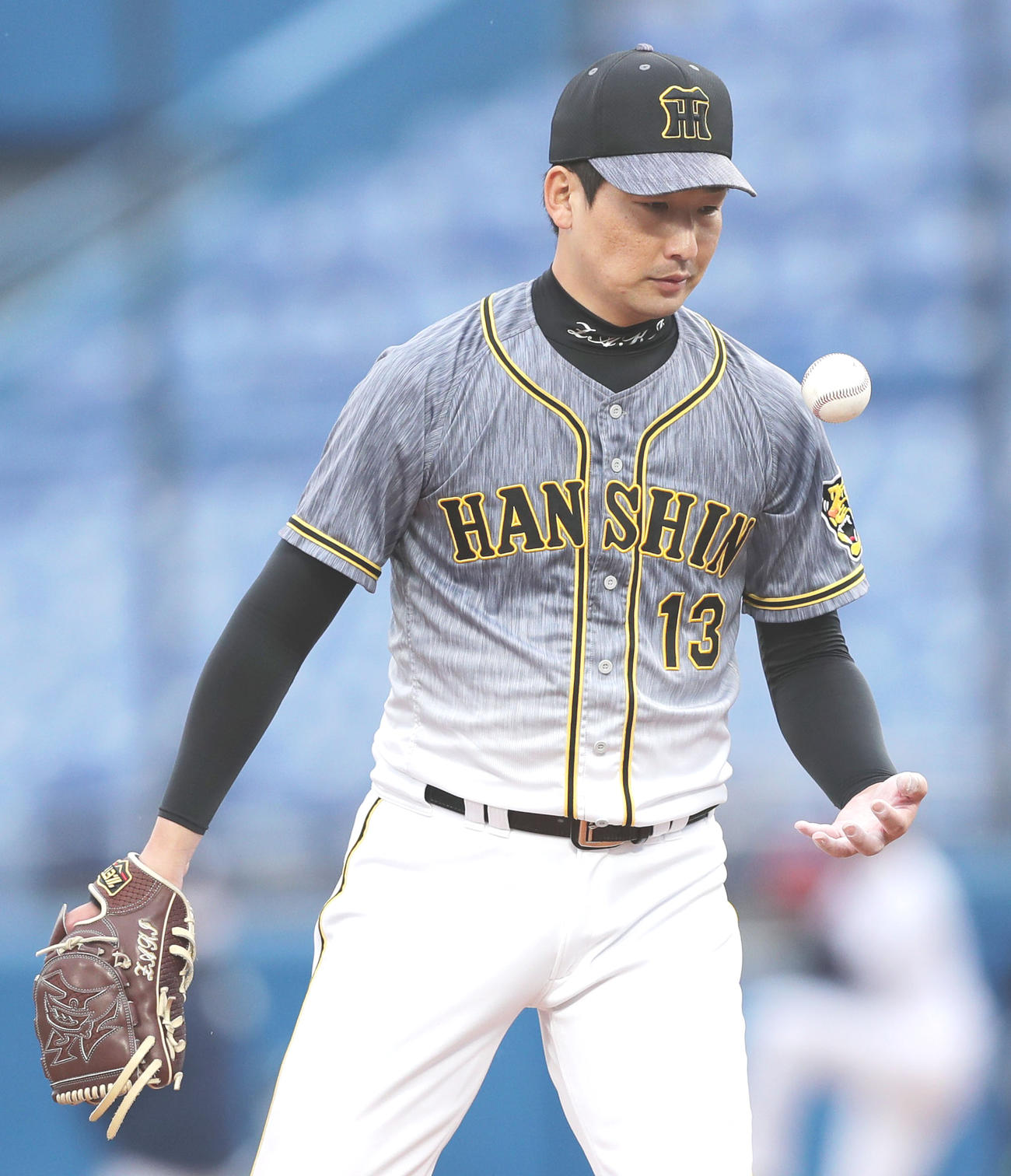 ヤクルト対阪神　8回裏ヤクルト2死三塁、青木に同点となる適時内野安打を許した岩崎（撮影・前田充）