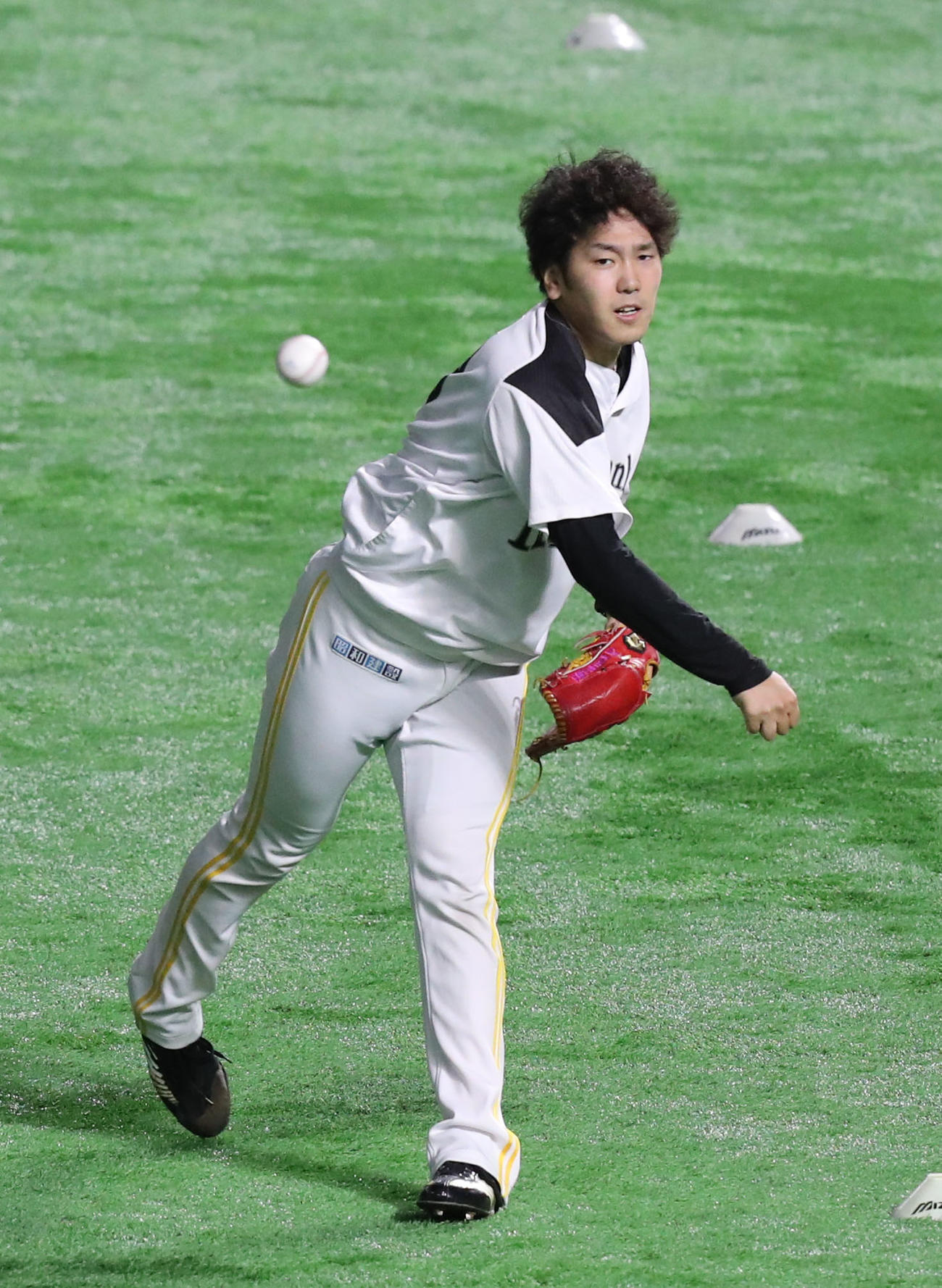 キャッチボールをする石川柊太（撮影・屋方直哉）