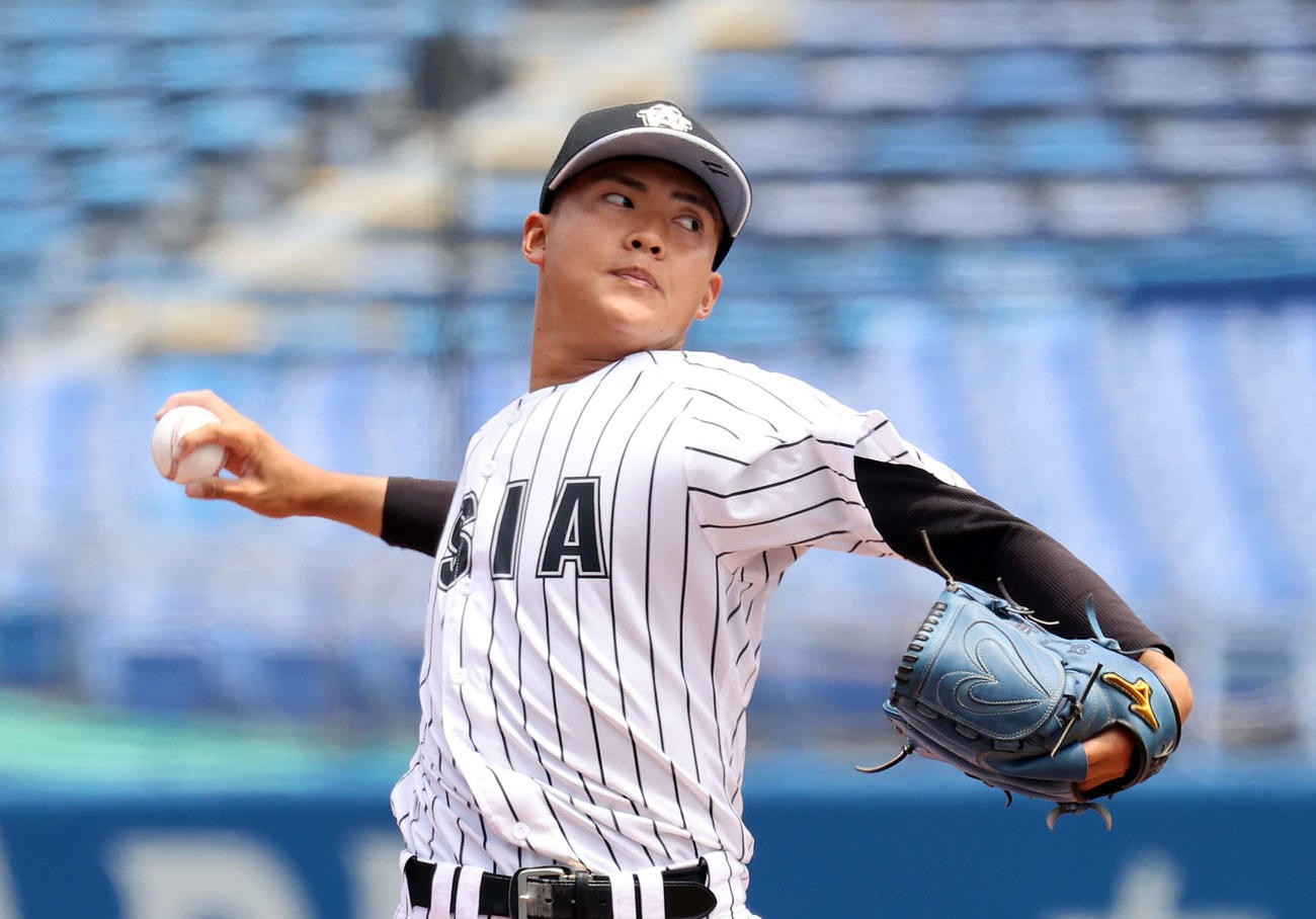 亜大対東洋大　先発し力投する亜大・松本健（撮影・鈴木正人）