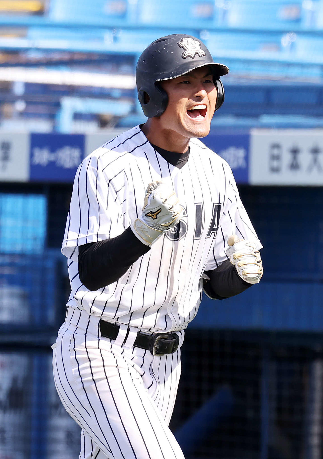 亜大対東洋大　9回表亜大1死二塁、木倉は左中間本塁打を放ちガッツポーズで雄たけびを上げる（撮影・鈴木正人）