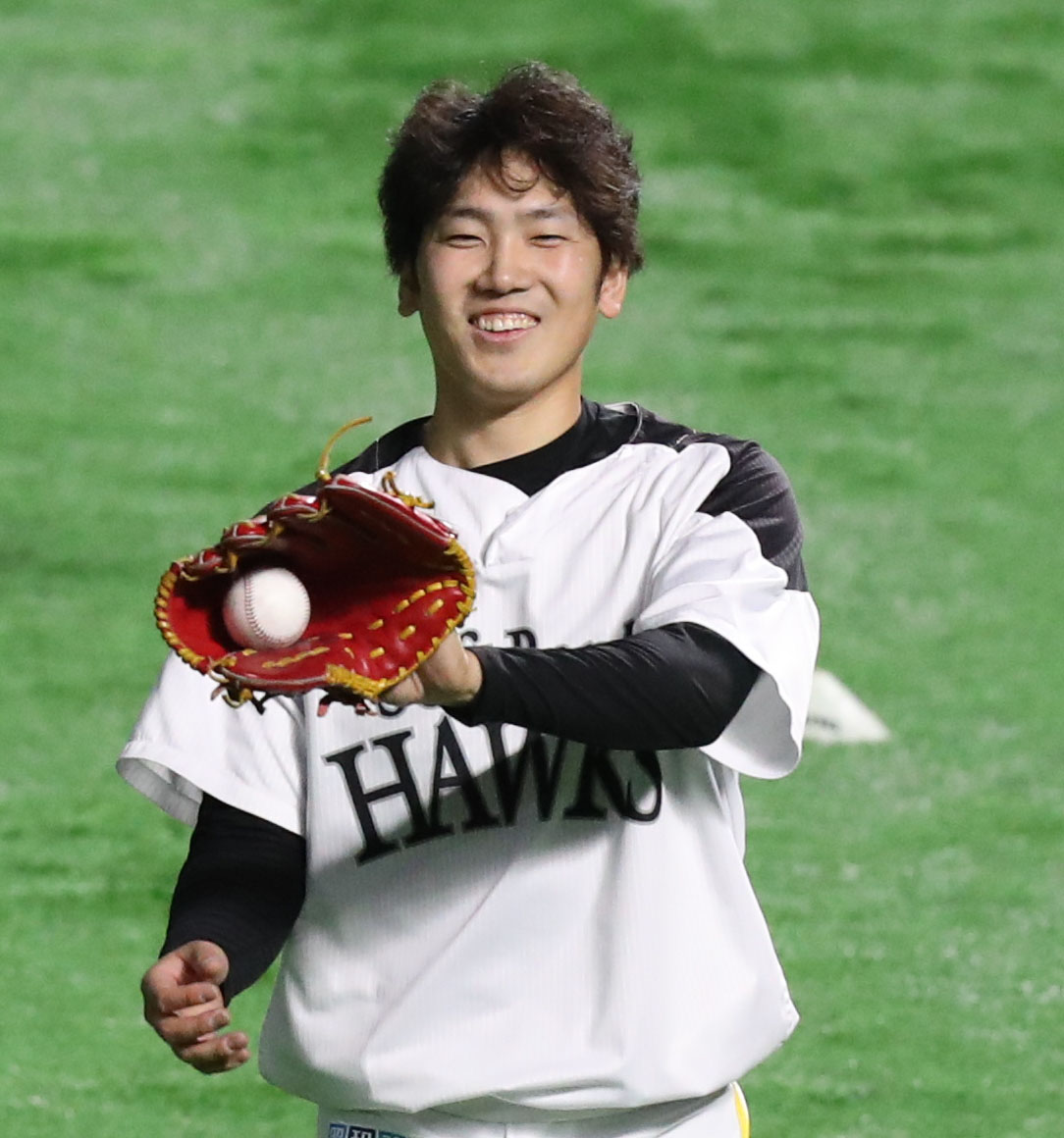 笑顔でキャッチボールをする石川柊太（撮影・屋方直哉）