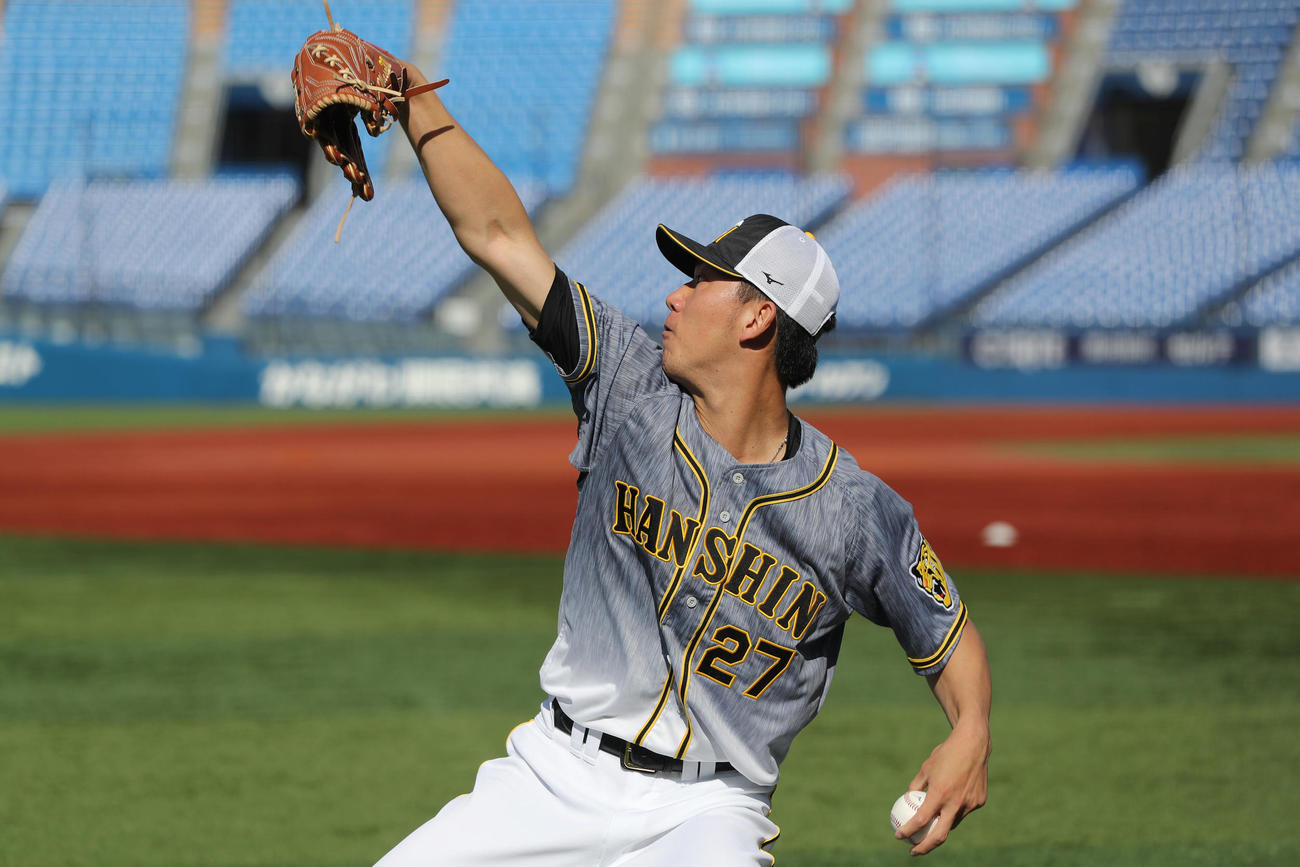 横浜スタジアムでキャッチボールで調整する阪神伊藤将司（撮影・前田充）