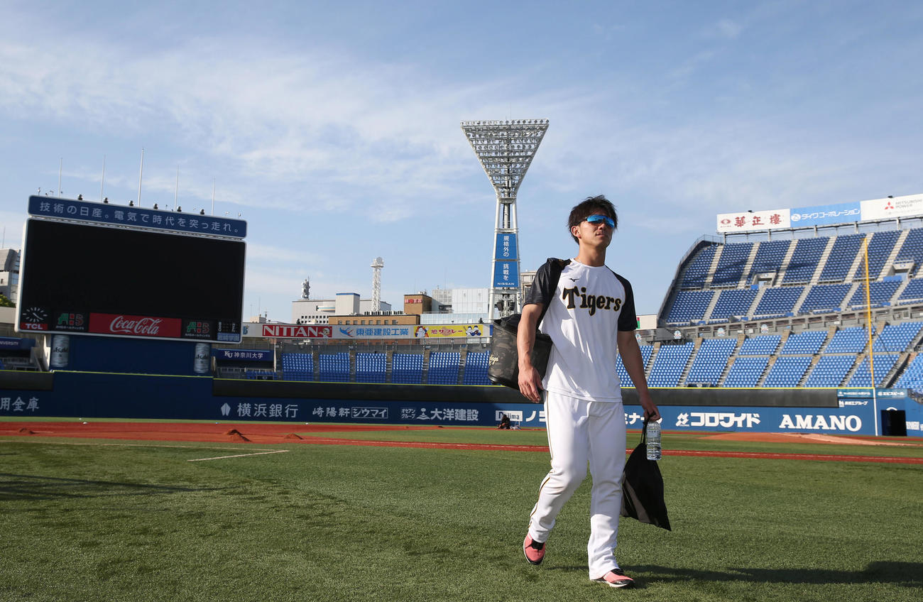 横浜スタジアムで調整し引き揚げる阪神伊藤将司（撮影・前田充）