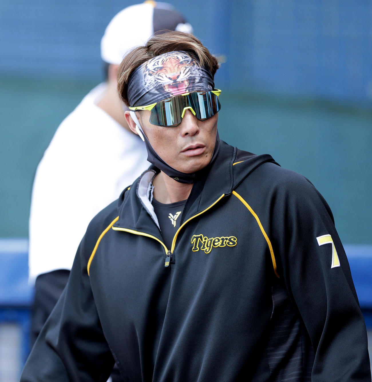 横浜スタジアムでの練習に虎のバンダナを巻いて臨む糸井（撮影・前田充）