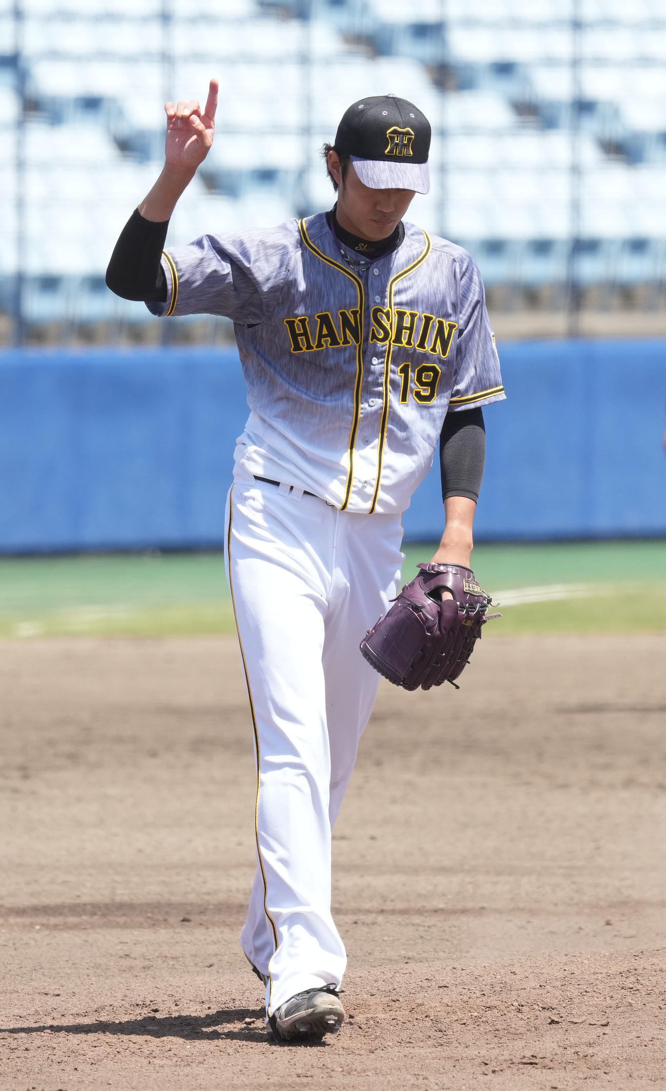 ウエスタンリーグ中日対阪神　2回裏中日無死、石川昂弥を二飛に打ち取り打球を指さす阪神先発の藤浪（撮影・森本幸一）