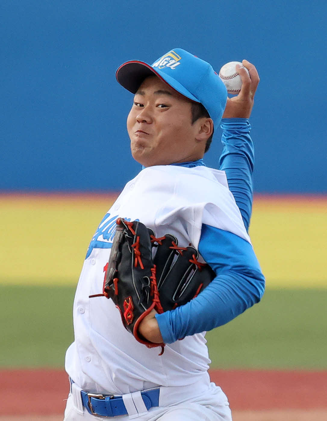 駒大対青学大　先発し力投する青学大・松井（撮影・鈴木正人）
