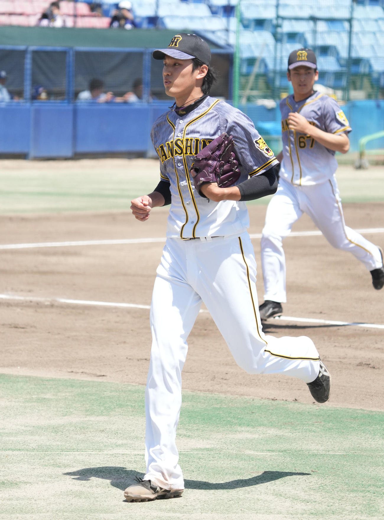ウエスタン・リーグ中日対阪神　2回裏終了、ベンチへ戻る阪神先発の藤浪（撮影・森本幸一）