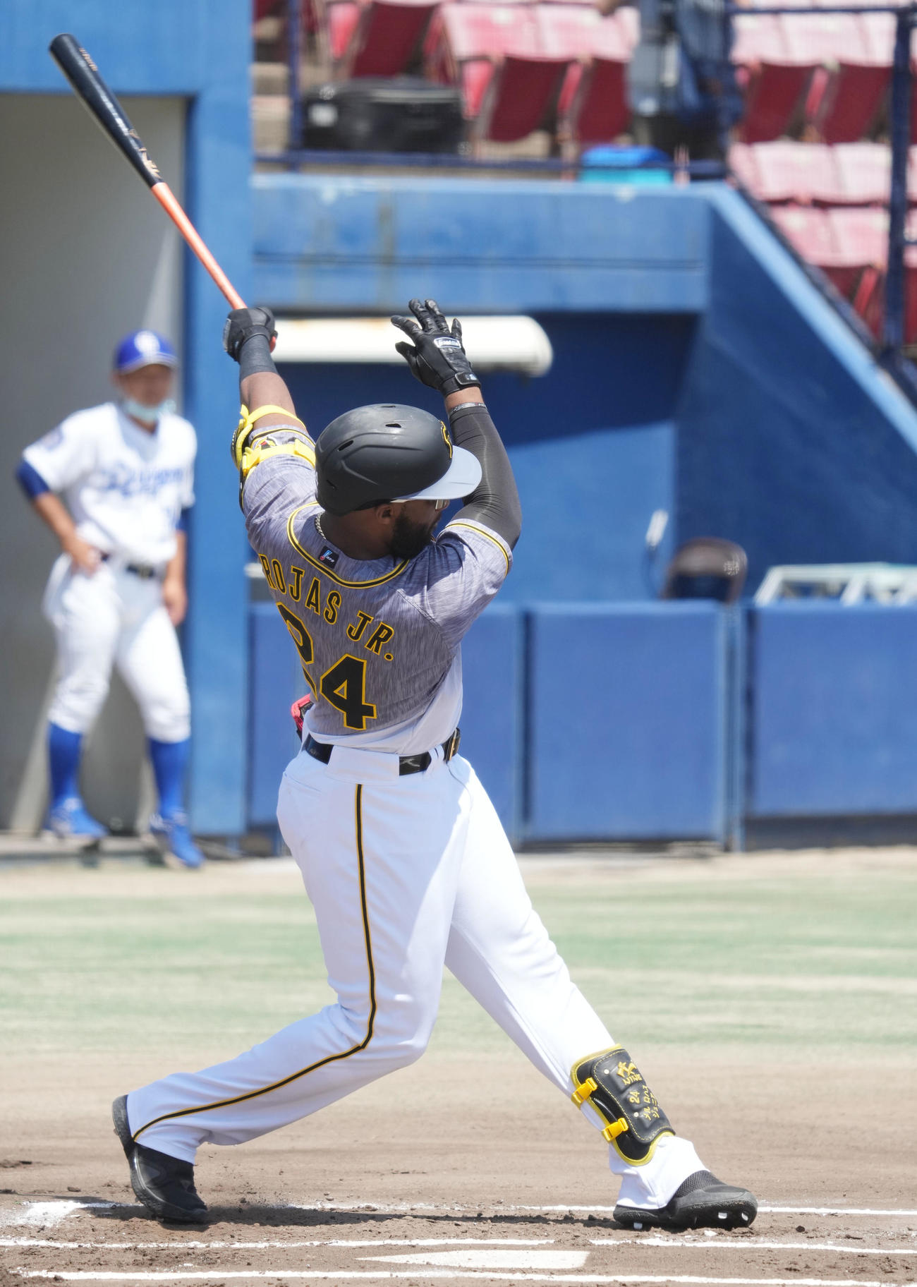 ウエスタン・リーグ中日対阪神　1回表阪神2死、三直に倒れた阪神、メル・ロハス・ジュニア（撮影・森本幸一）