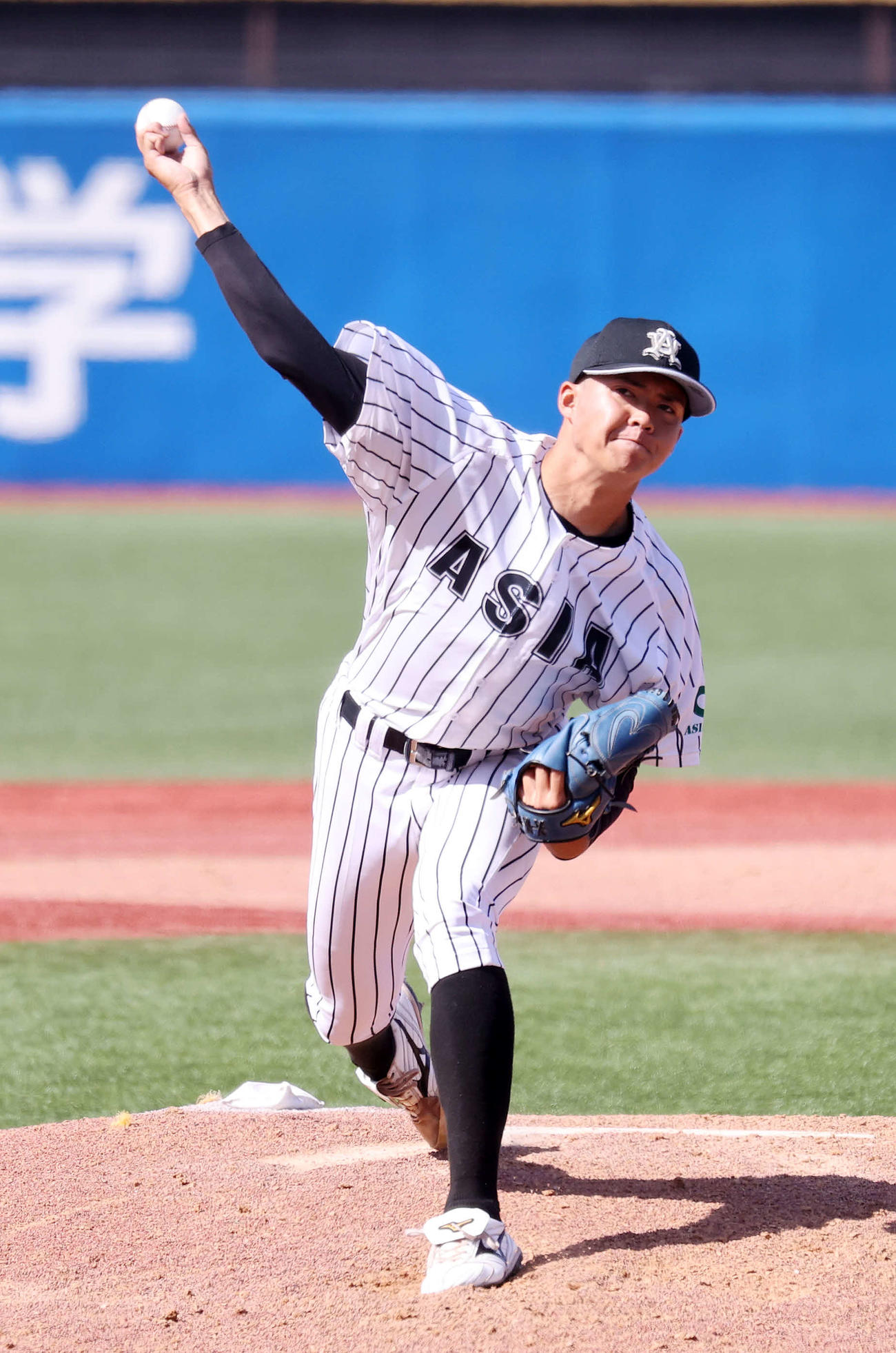 亜大対東洋大　先発し力投する亜大・松本健（撮影・鈴木正人）