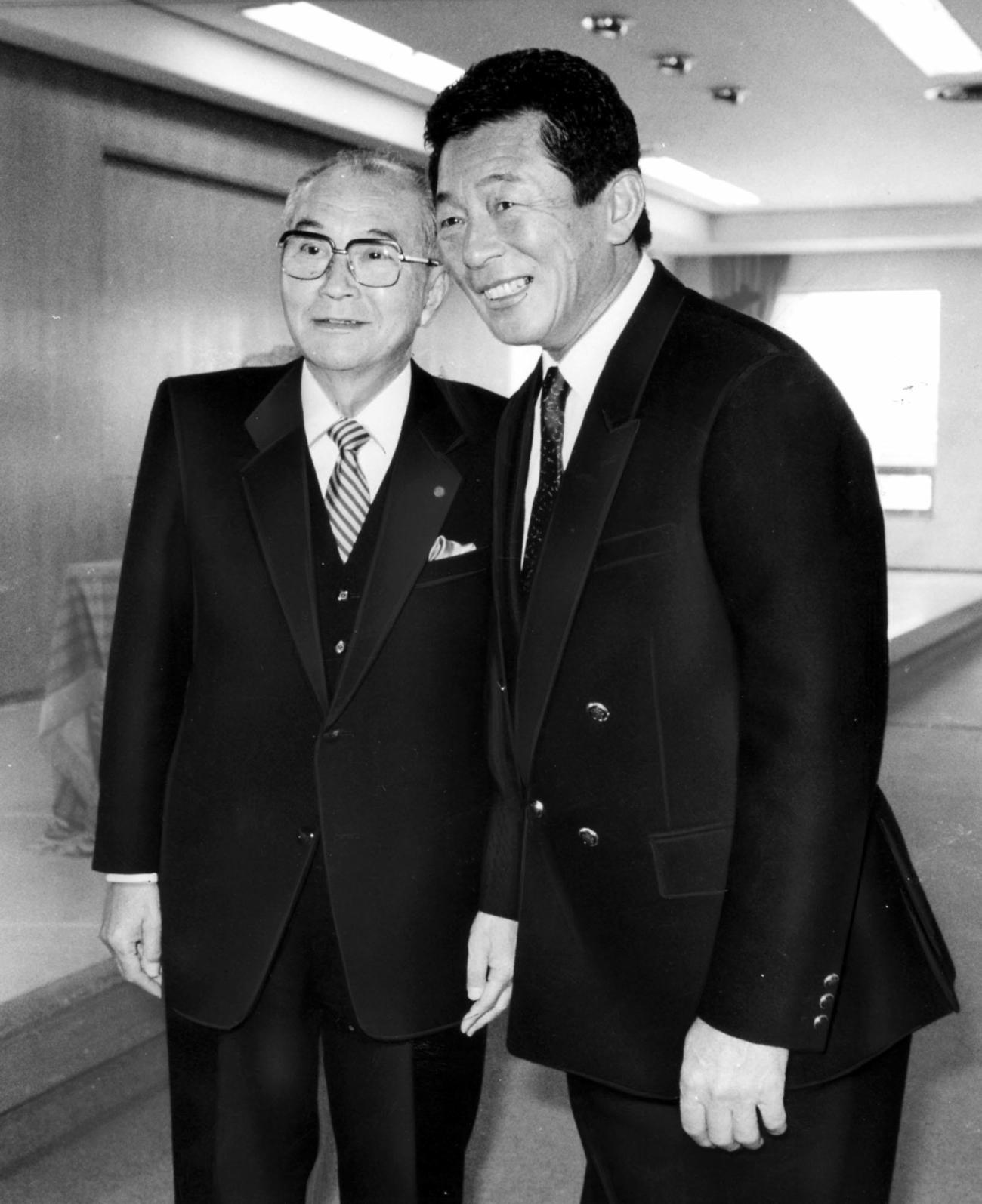 近鉄本社互礼会で上山善紀オーナー（左）と談笑する仰木彬監督（91年1月5日）