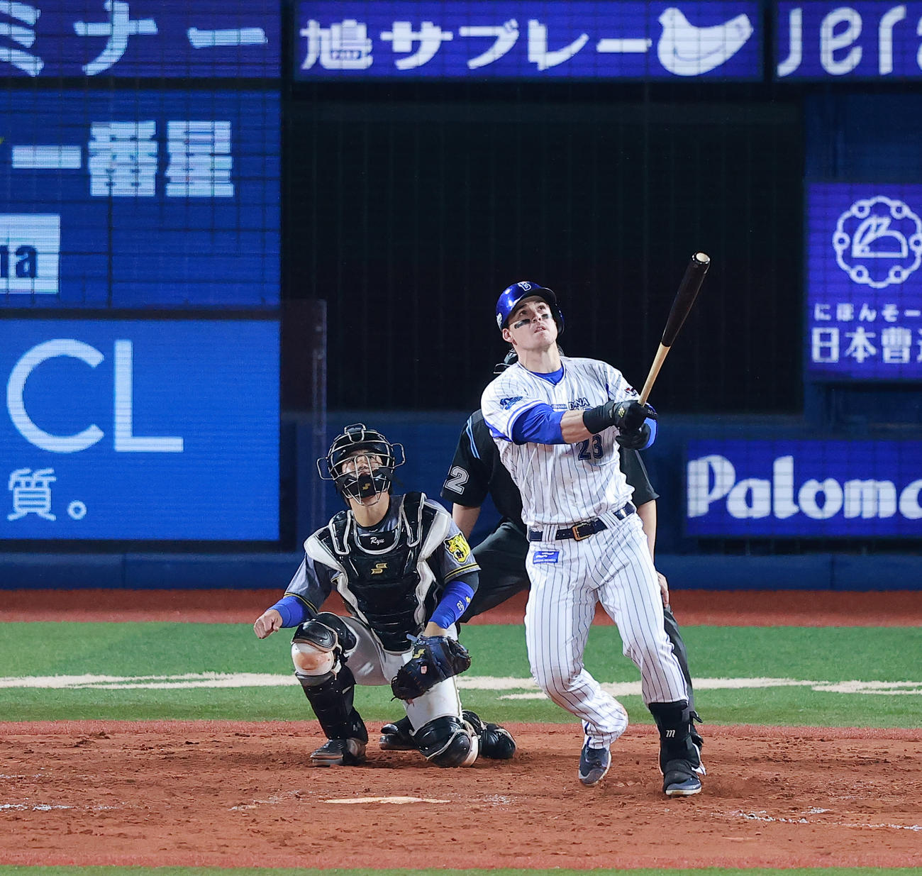 DeNA対阪神　7回裏DeNA無死、小林から左越え本塁打を放つオースティン（撮影・野上伸悟）