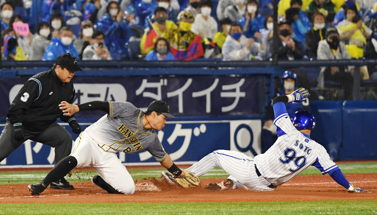 DeNA対阪神　4回裏DeNA無死満塁、宮崎の中前2点適時打の間に好走塁で三塁へ進塁するソト（撮影・横山健太）