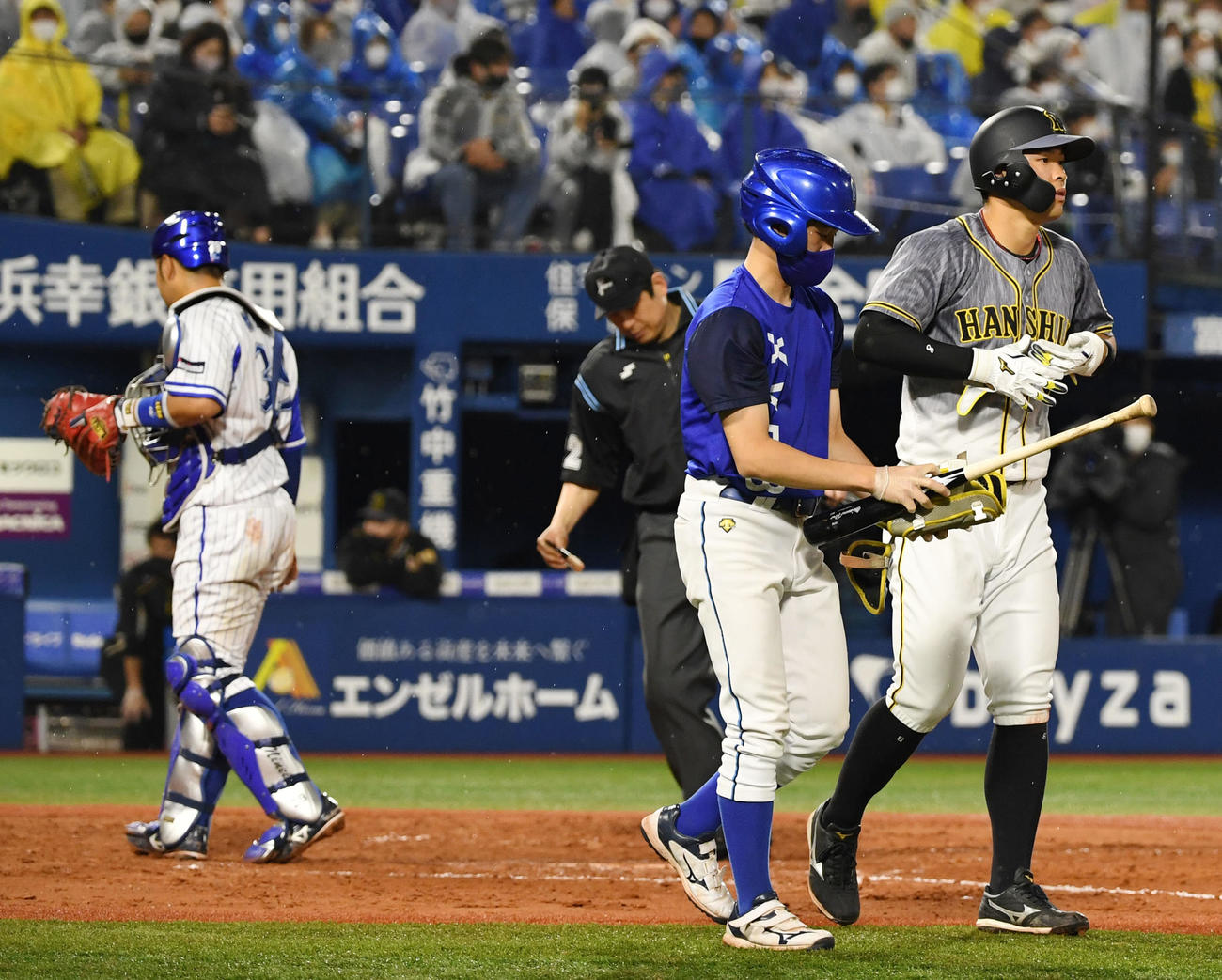 DeNA対阪神　7回表阪神1死二塁、申告敬遠を受け一塁へ向かう佐藤輝（撮影・横山健太）