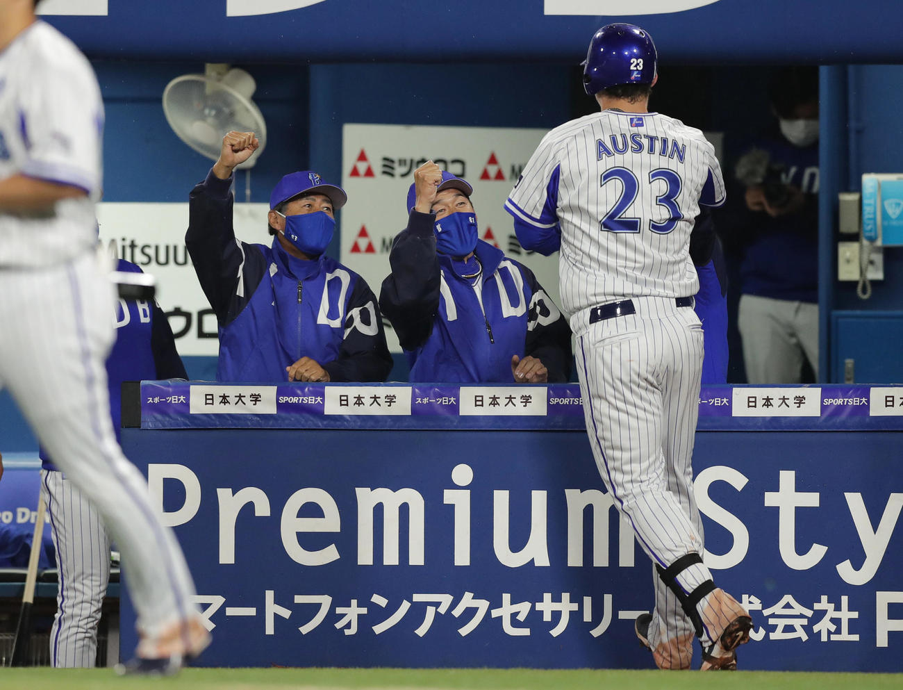 DeNA対阪神　7回裏DeNA無死、勝ち越し本塁打を放ったオースティン（右）を迎える三浦監督（中央）ら（撮影・前田充）