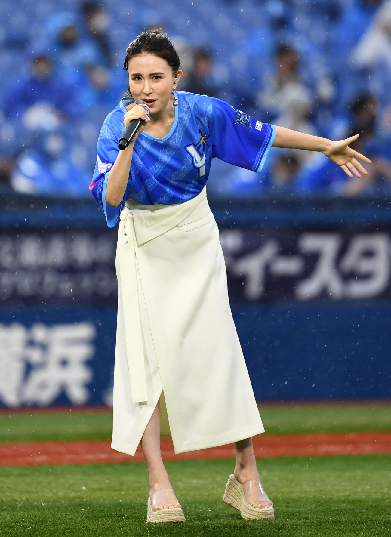 DeNA対阪神　試合前セレモニーで熱唱するMay．J（撮影・横山健太）