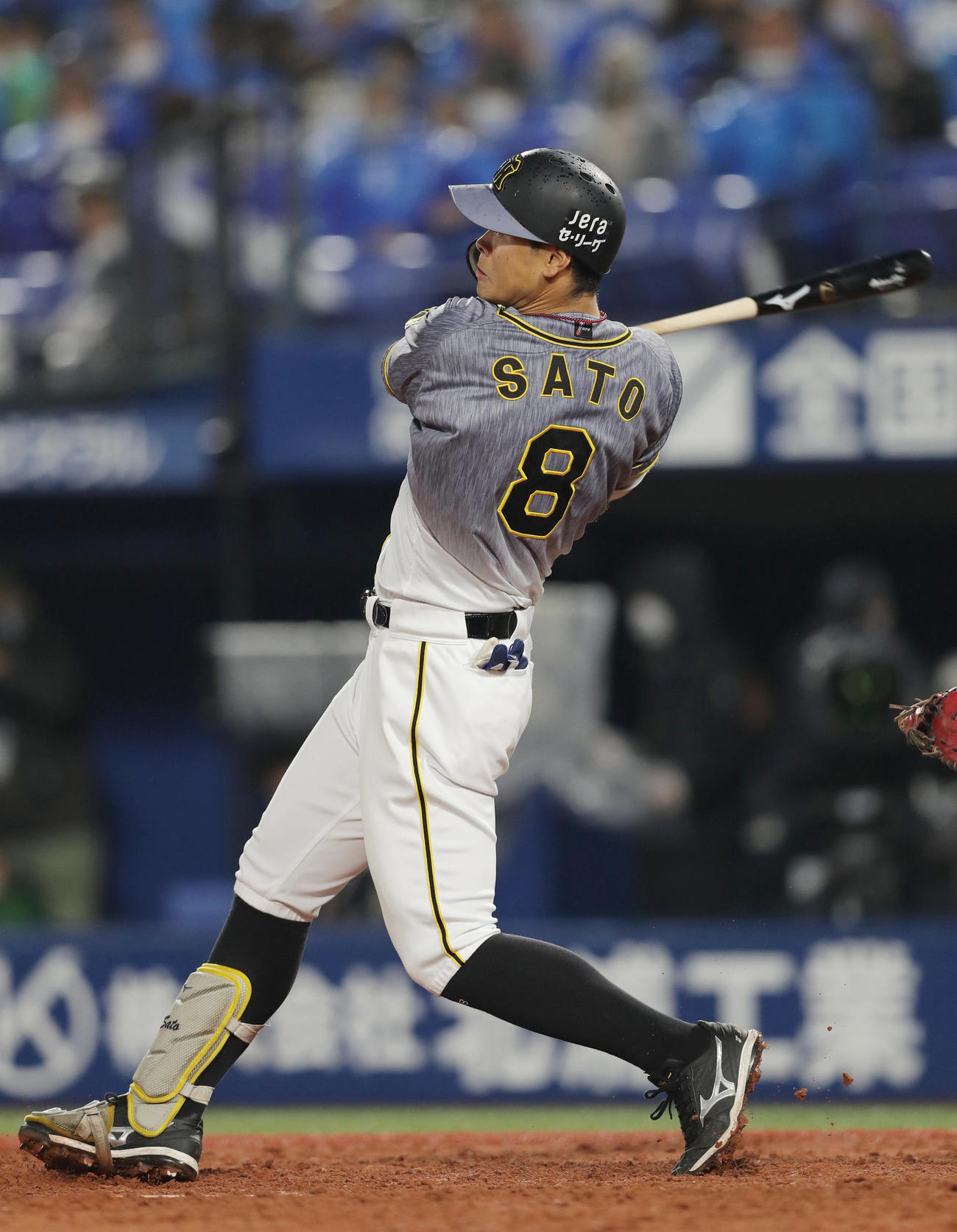 DeNA対阪神　4回表阪神無死、右越え本塁打を放つ佐藤輝（撮影・前田充）