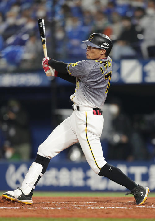 DeNA対阪神 6回表阪神2死、中越え本塁打を放つ糸井(撮影・前田充)
