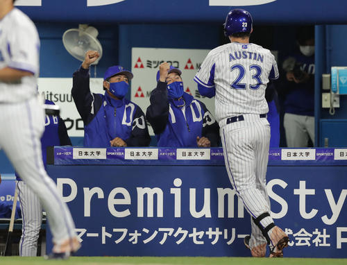 DeNA対阪神 7回裏DeNA無死、勝ち越し本塁打を放ったオースティン(右)を迎える三浦監督(中央)ら(撮影・前田充)
