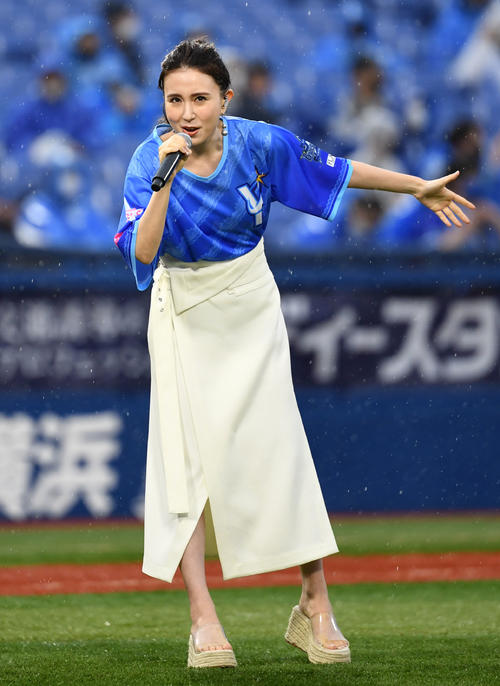 DeNA対阪神 試合前セレモニーで熱唱するMay.J(撮影・横山健太)