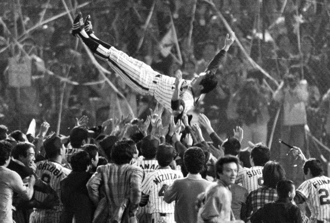78年10月4日、リーグ優勝を決め広岡監督を胴上げするヤクルトナイン