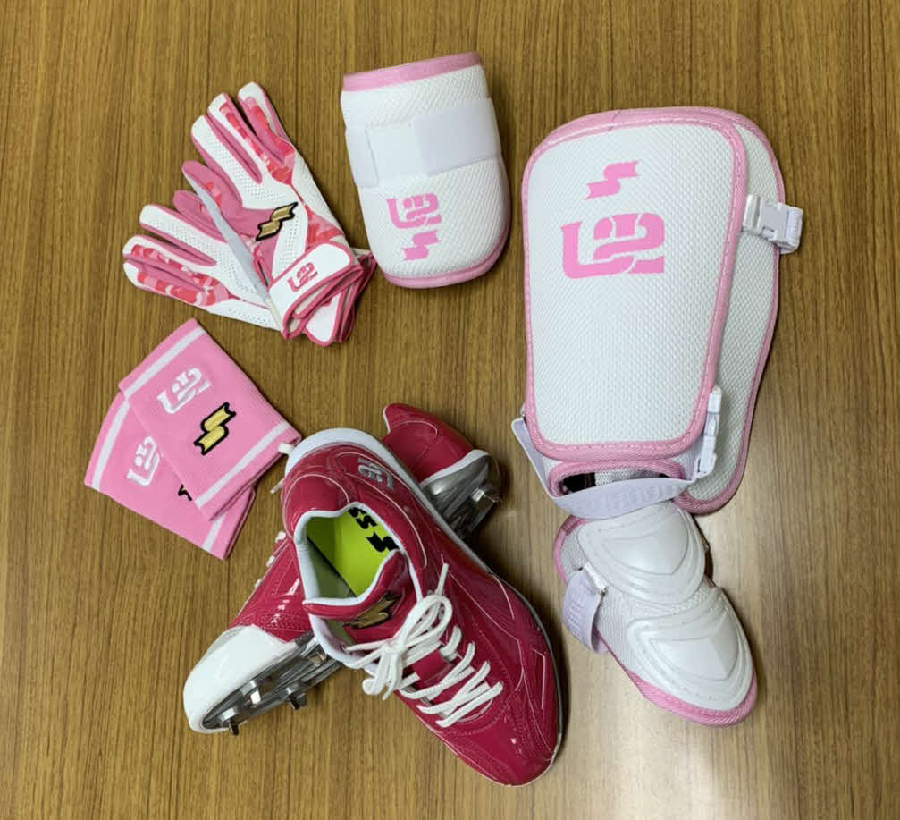 9日の「NPBマザーズデー2021」の試合で梅野が着用するアイテム。左下から時計回りにピンク色のスパイク、リストバンド、グローブ、エルボーガード、フットガード、（SSK社提供）