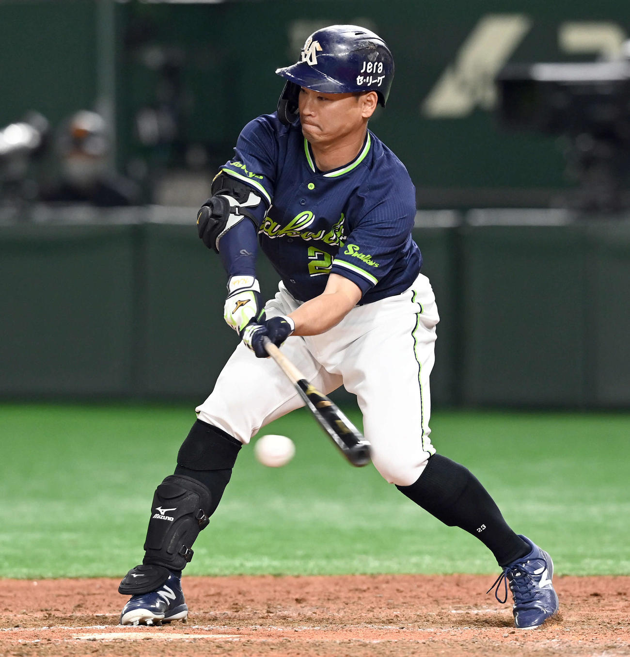巨人対ヤクルト　8回表ヤクルト2死二、三塁、バットを止めて技ありの適時内野安打を決める青木（撮影・たえ見朱実）