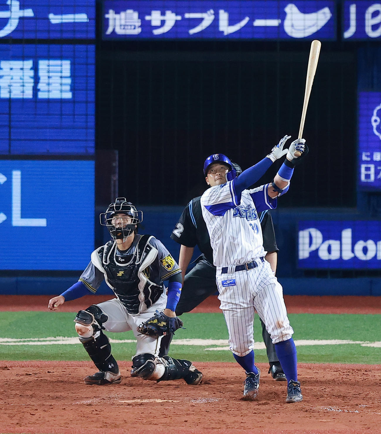 DeNA対阪神　7回裏DeNA1死二、三塁、右2点適時二塁打を放つ嶺井（撮影・野上伸悟）