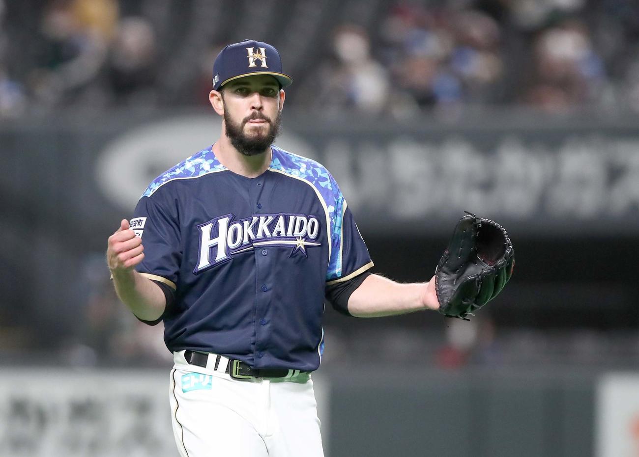 日本ハム対楽天　5回表、無失点に抑えグラブをたたくバーヘイゲン（撮影・黒川智章）