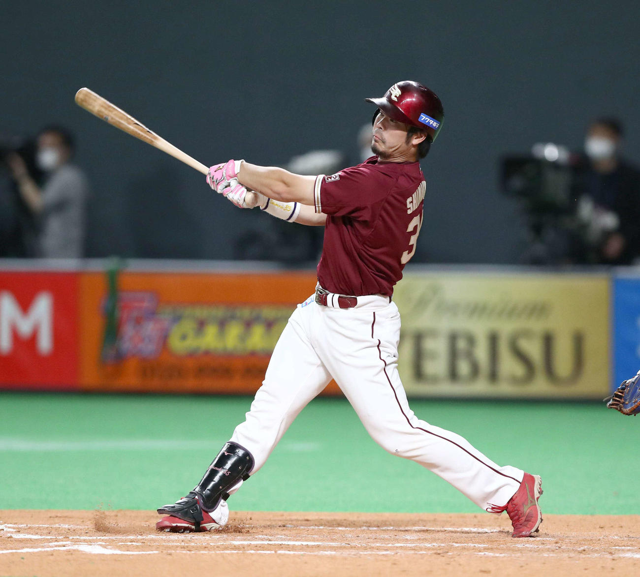 日本ハム対楽天　4回表楽天無死、中越え本塁打を放つ島内（撮影・黒川智章）