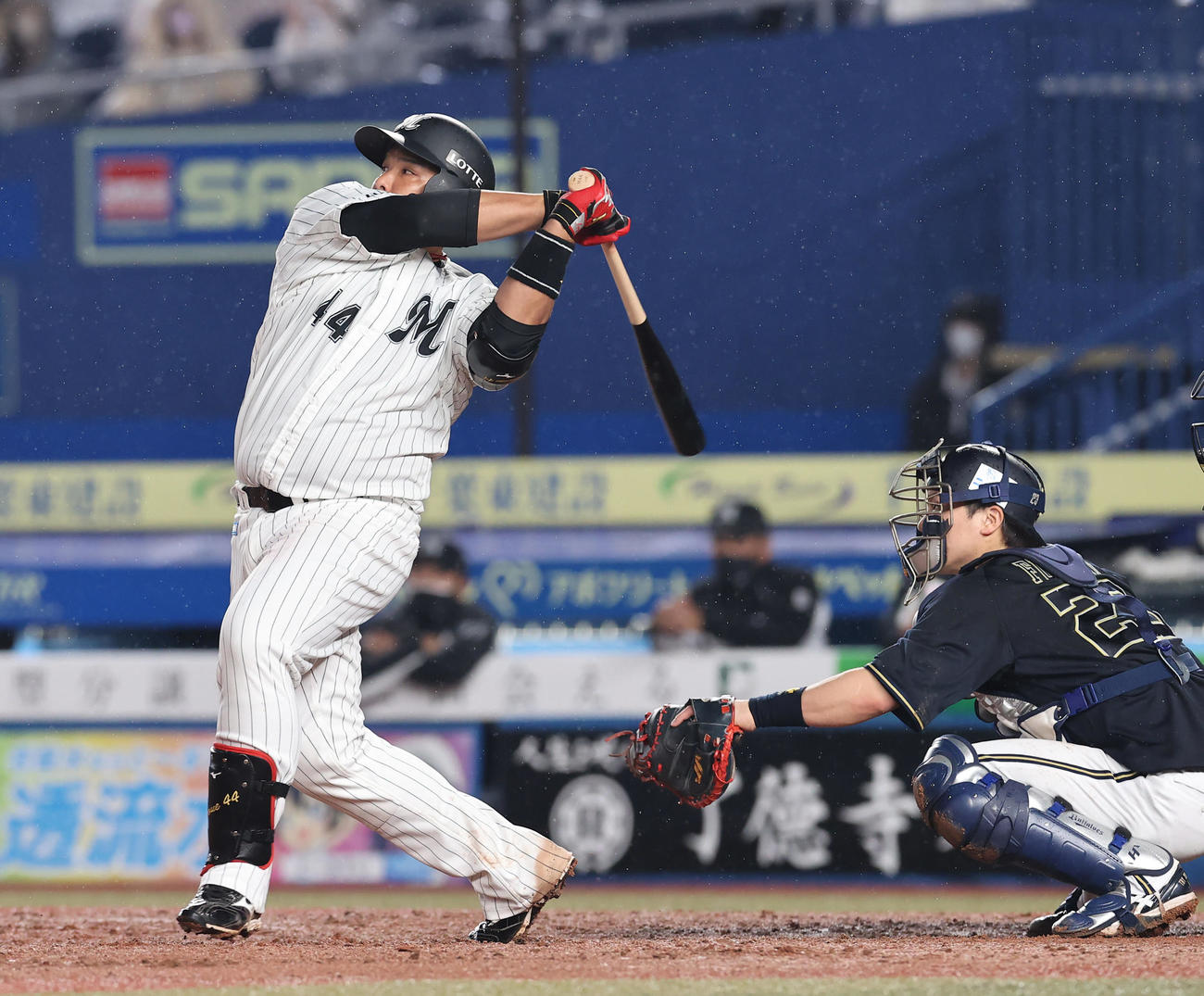 ロッテ対オリックス　4回裏ロッテ無死一、二塁、3点本塁打を放つ井上（撮影・垰建太）