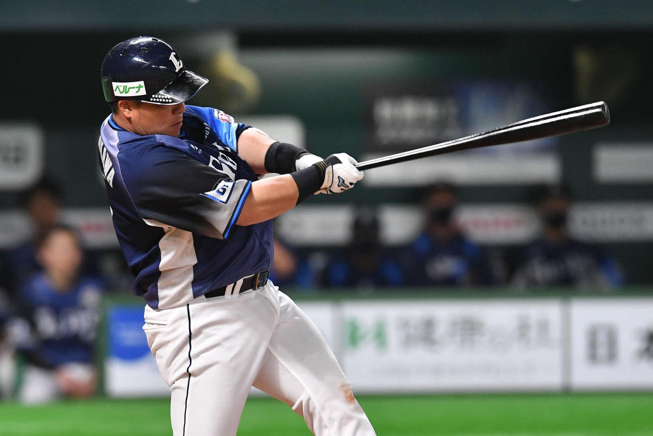 ソフトバンク対西武　4回表西武2死、山川は左越え本塁打を放つ（撮影・岩下翔太）