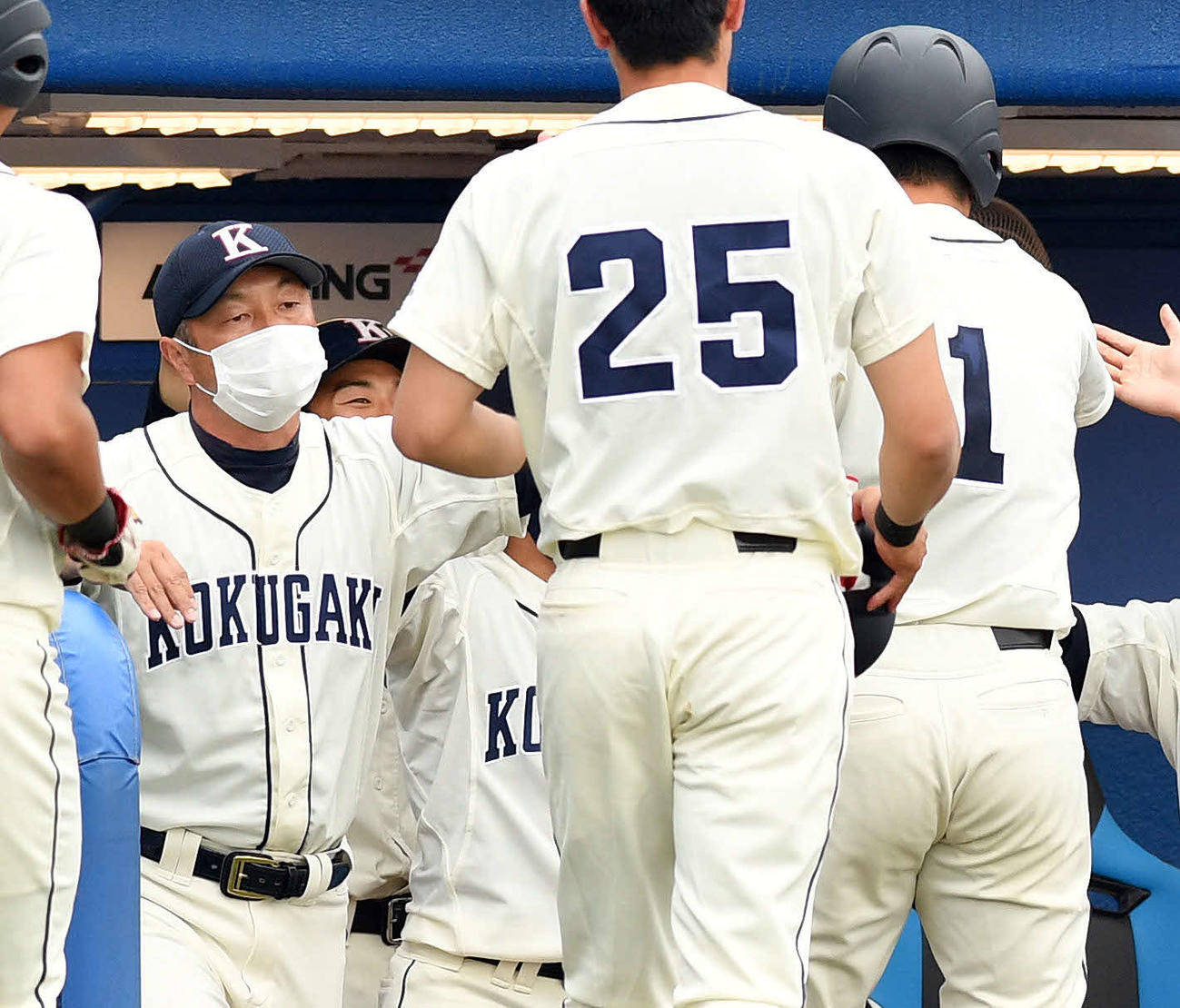 国学院大対立正大　4回表国学院大1死満塁、満塁本塁打を放った福永（右）を迎える鳥山監督（左）（撮影・滝沢徹郎）