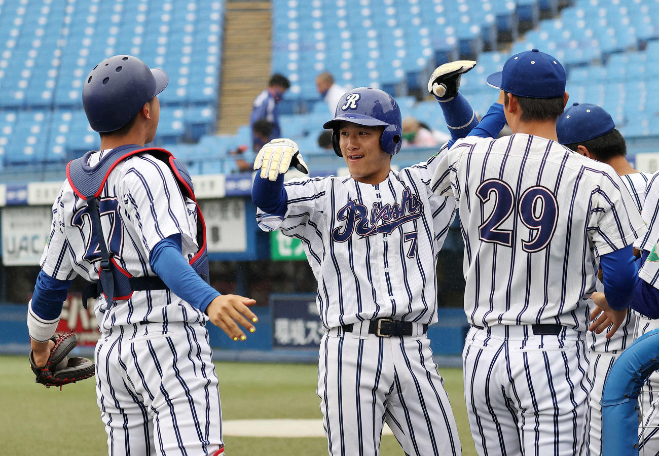 立正大対国学院大　1回表立正大2死二塁、佳川の左前適時打で奈良間（中央）が生還しベンチ前で喜ぶ（撮影・鈴木正人）