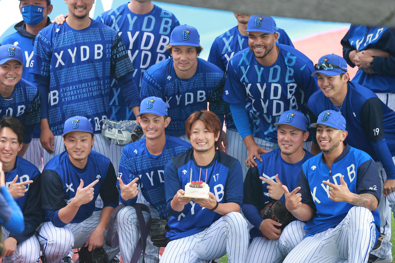 DeNA対阪神　7日に31歳の誕生日を迎えらDeNA三嶋（前列中央）は、仲間からケーキを贈られ笑顔で記念写真（撮影・野上伸悟）
