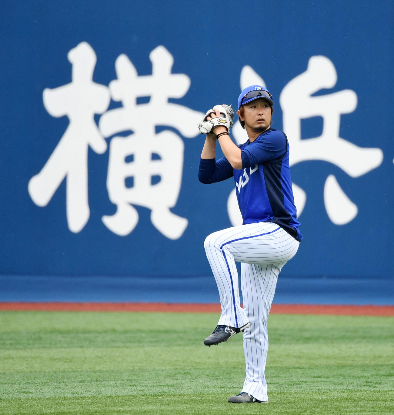 DeNA対阪神　キャッチボールをするDeNA三嶋（撮影・横山健太）