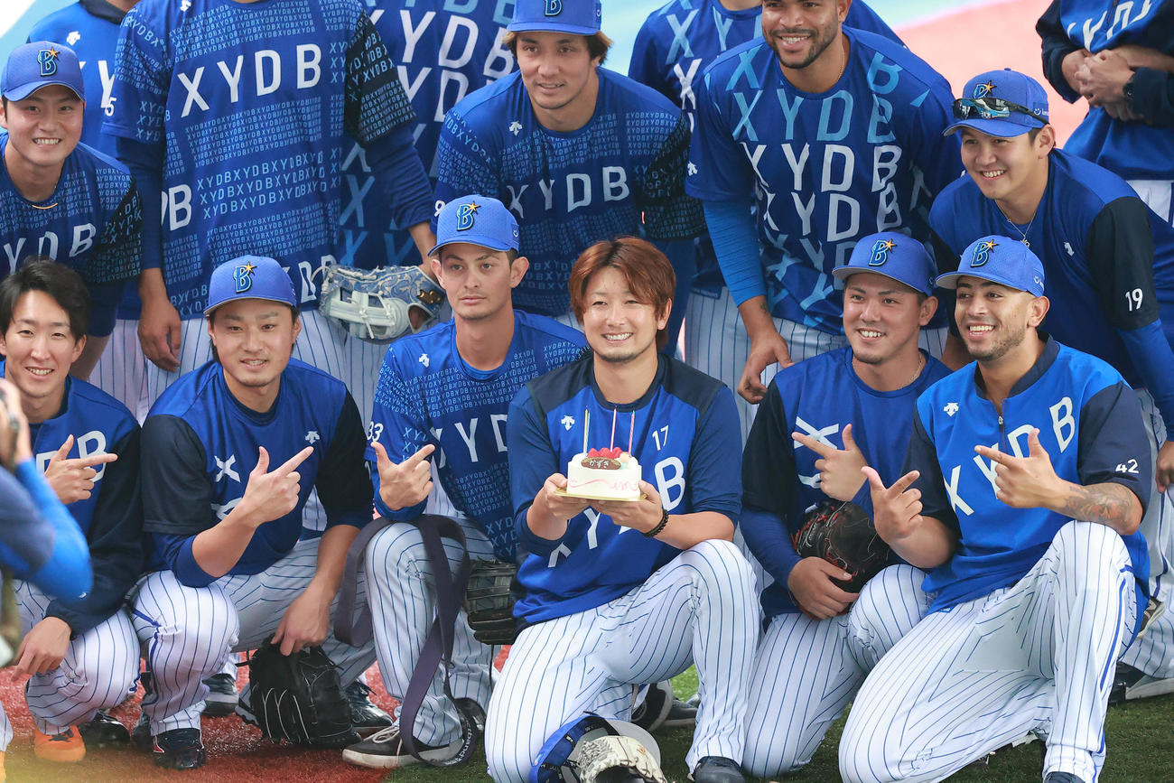 DeNA対阪神　7日に31歳の誕生日を迎えらDeNA三嶋（前列中央）は、仲間からケーキを贈られ笑顔で記念写真（撮影・野上伸悟）