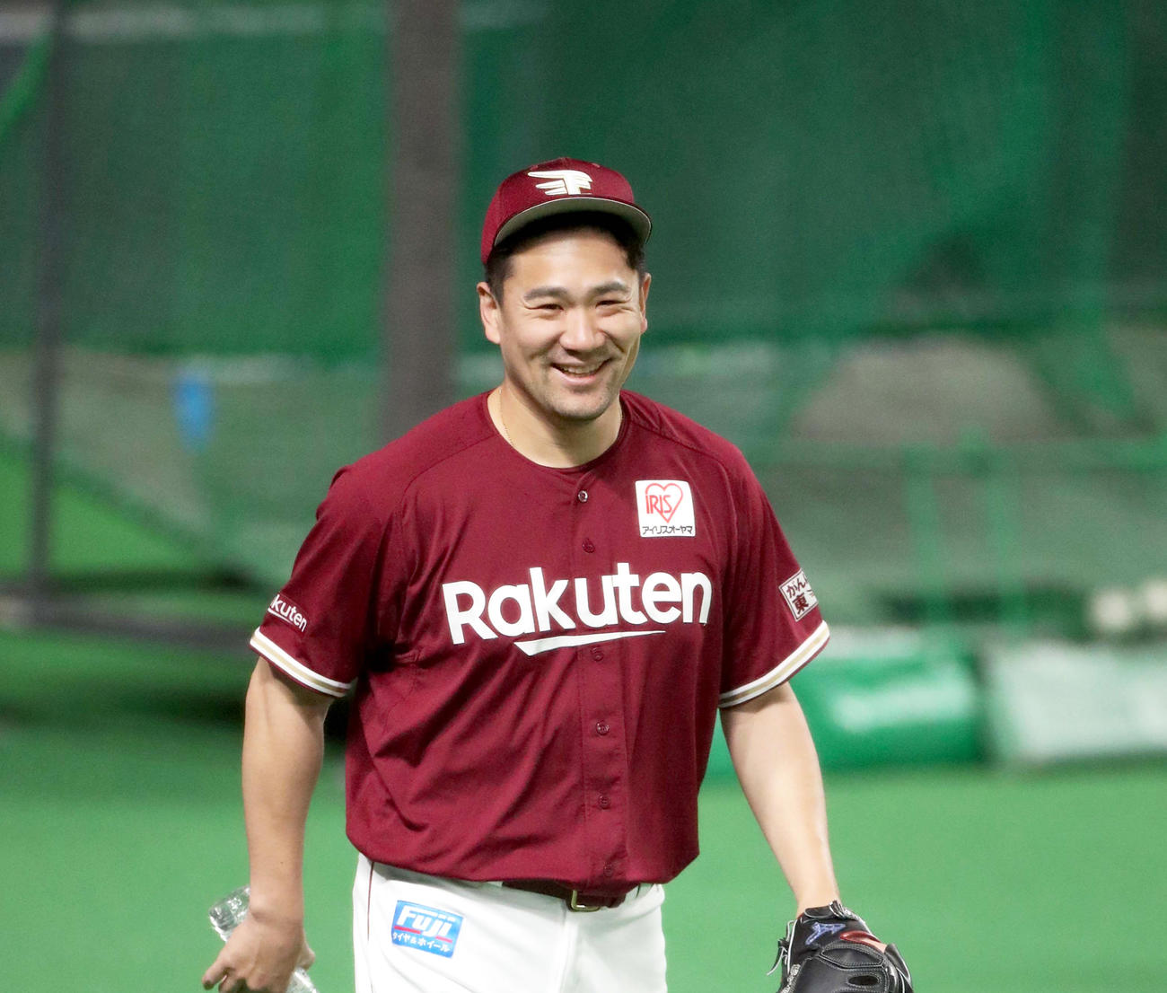 笑顔でグラウンド入りする楽天田中将（撮影・佐藤翔太）