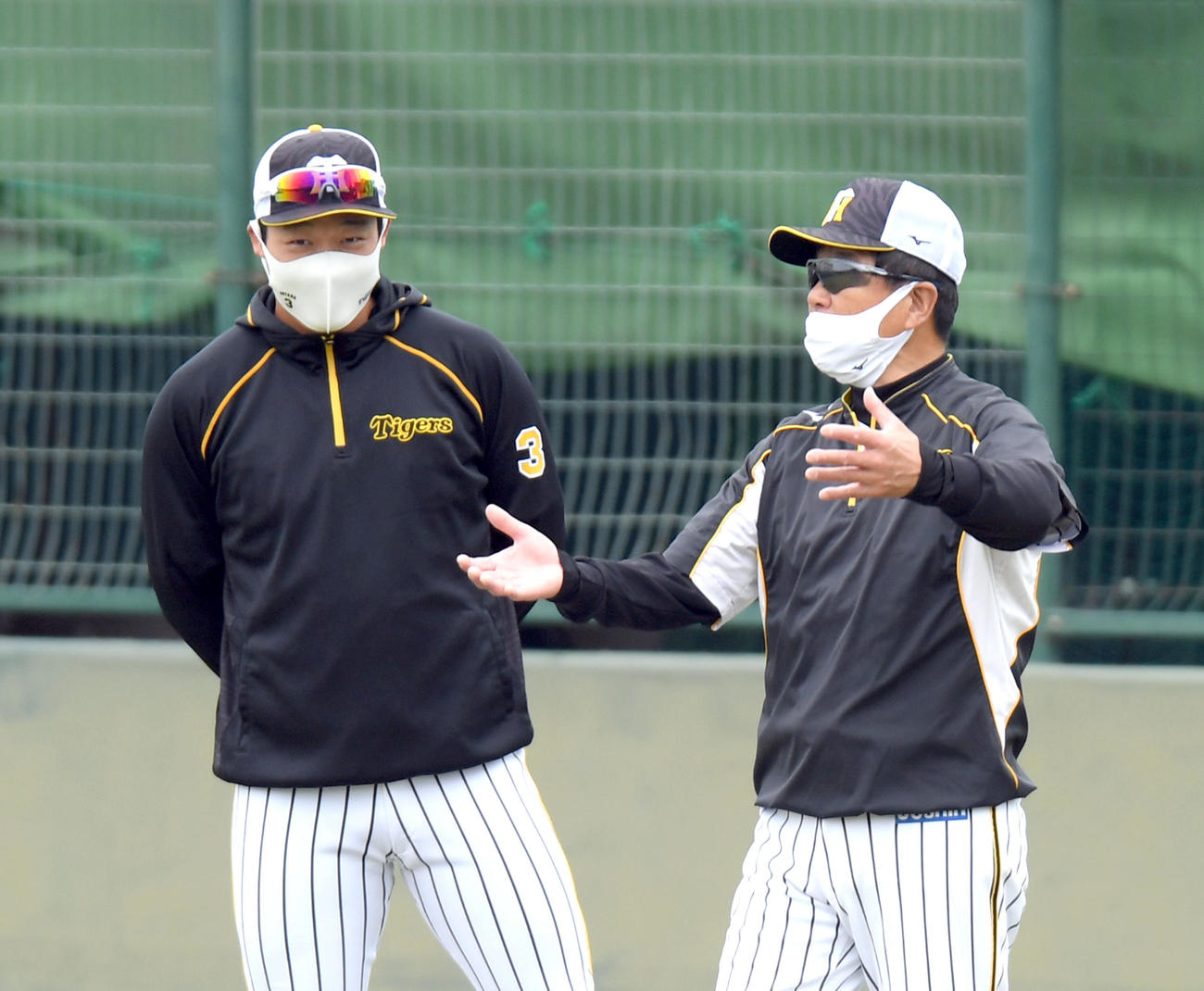 大山（左）は平田2軍監督と話し合う（代表撮影）