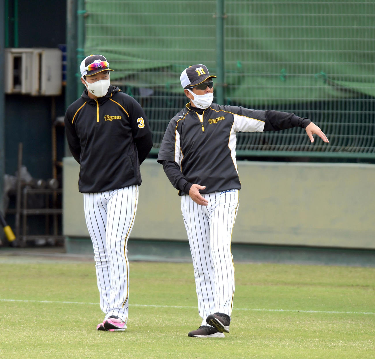 大山（左）は平田2軍監督と話しをする（代表撮影）