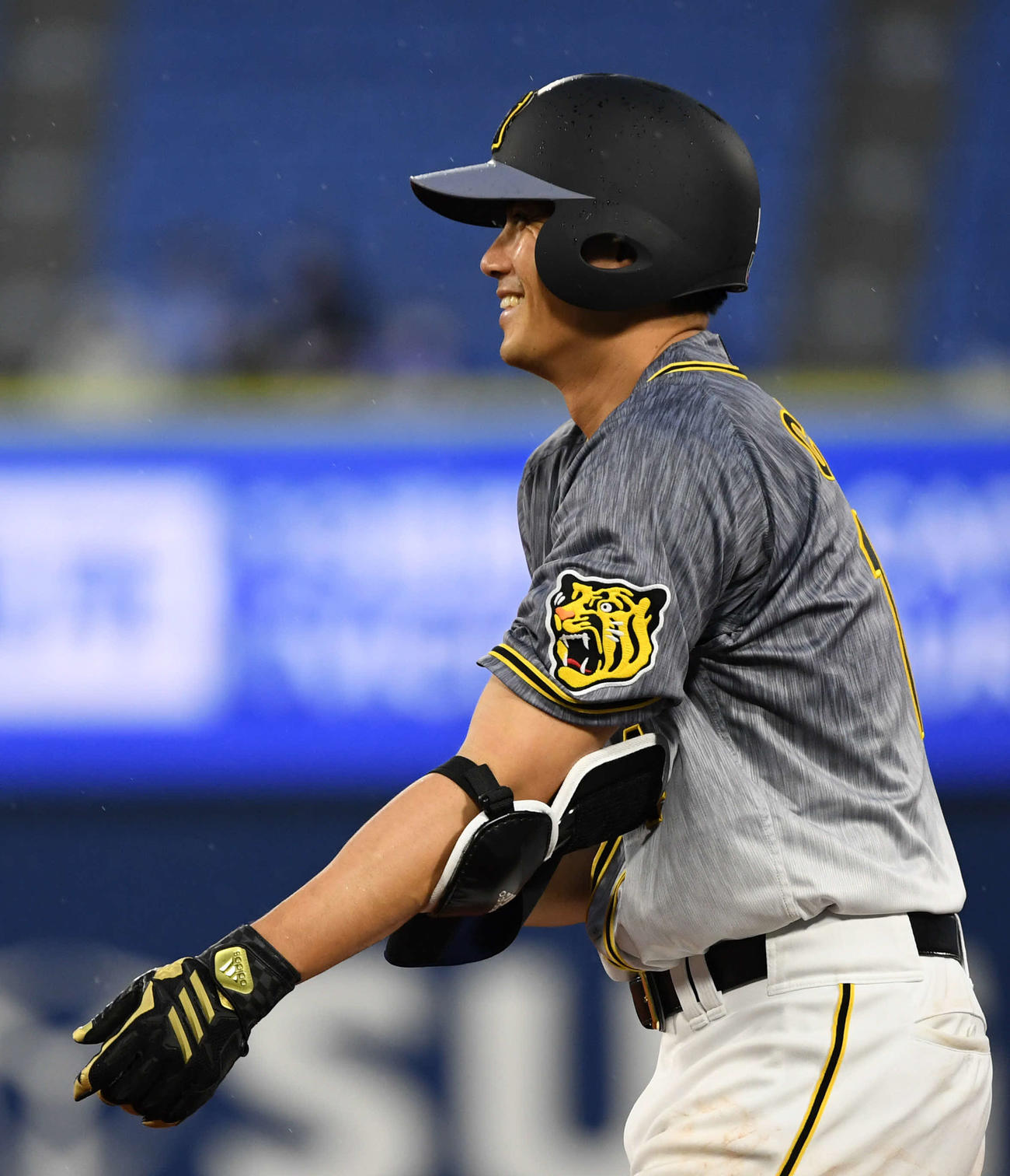 DeNA対阪神　3回表阪神無死二塁、プッシュバントで遊内野安打を決め笑顔を見せるチェン（撮影・横山健太）